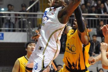 世俱杯参赛资格-森林狼掀翻新疆队，文班亚马在东决关键战接管比赛