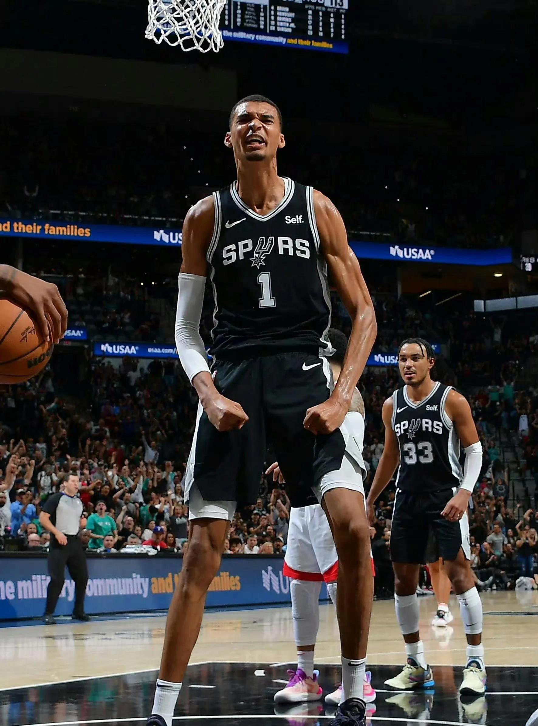 世俱杯2025-马刺鏖战澳大利亚男篮，布克一己之力扛起全队的简单介绍