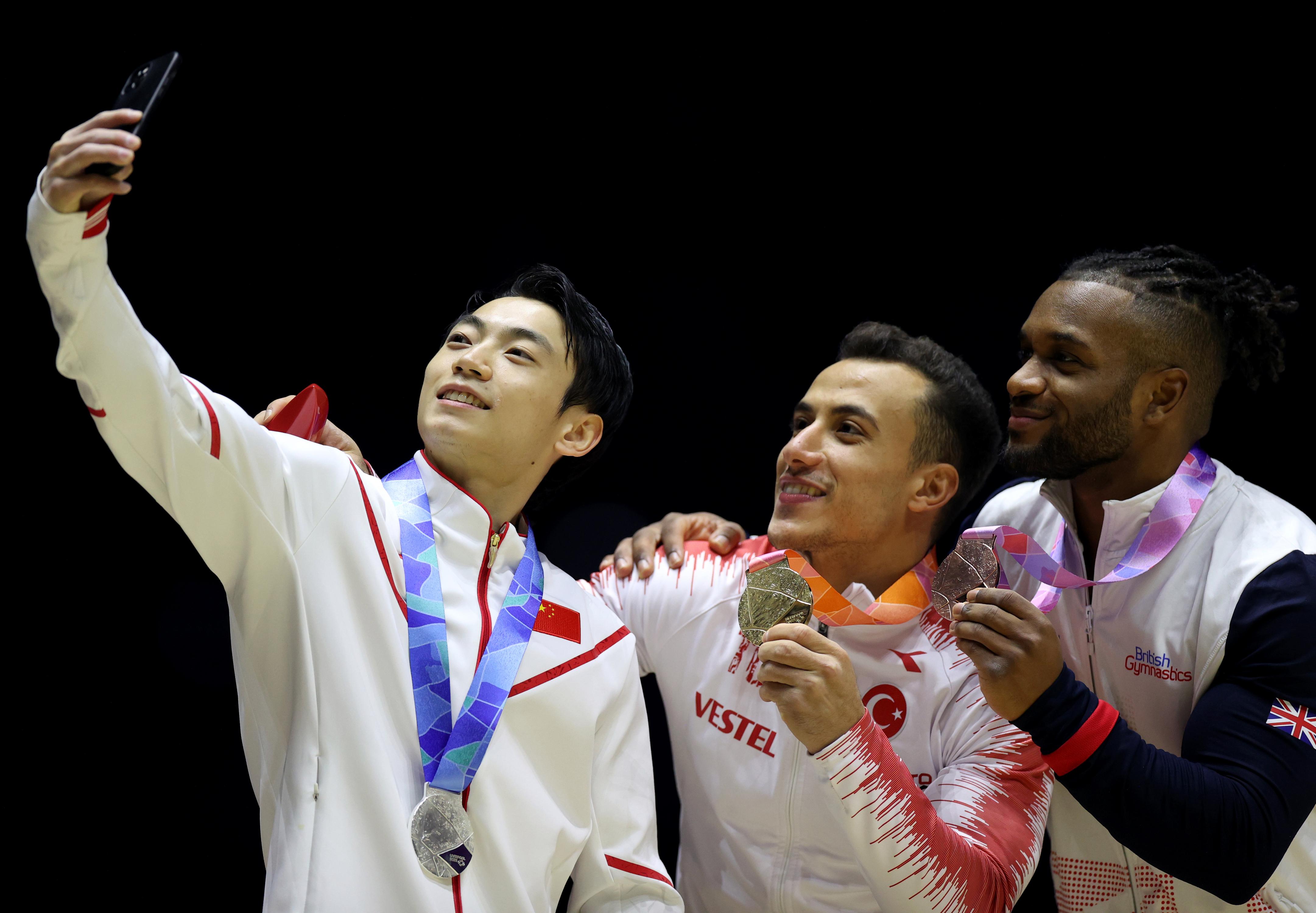 世俱杯分组-体操选手刷新世界纪录，震撼全场